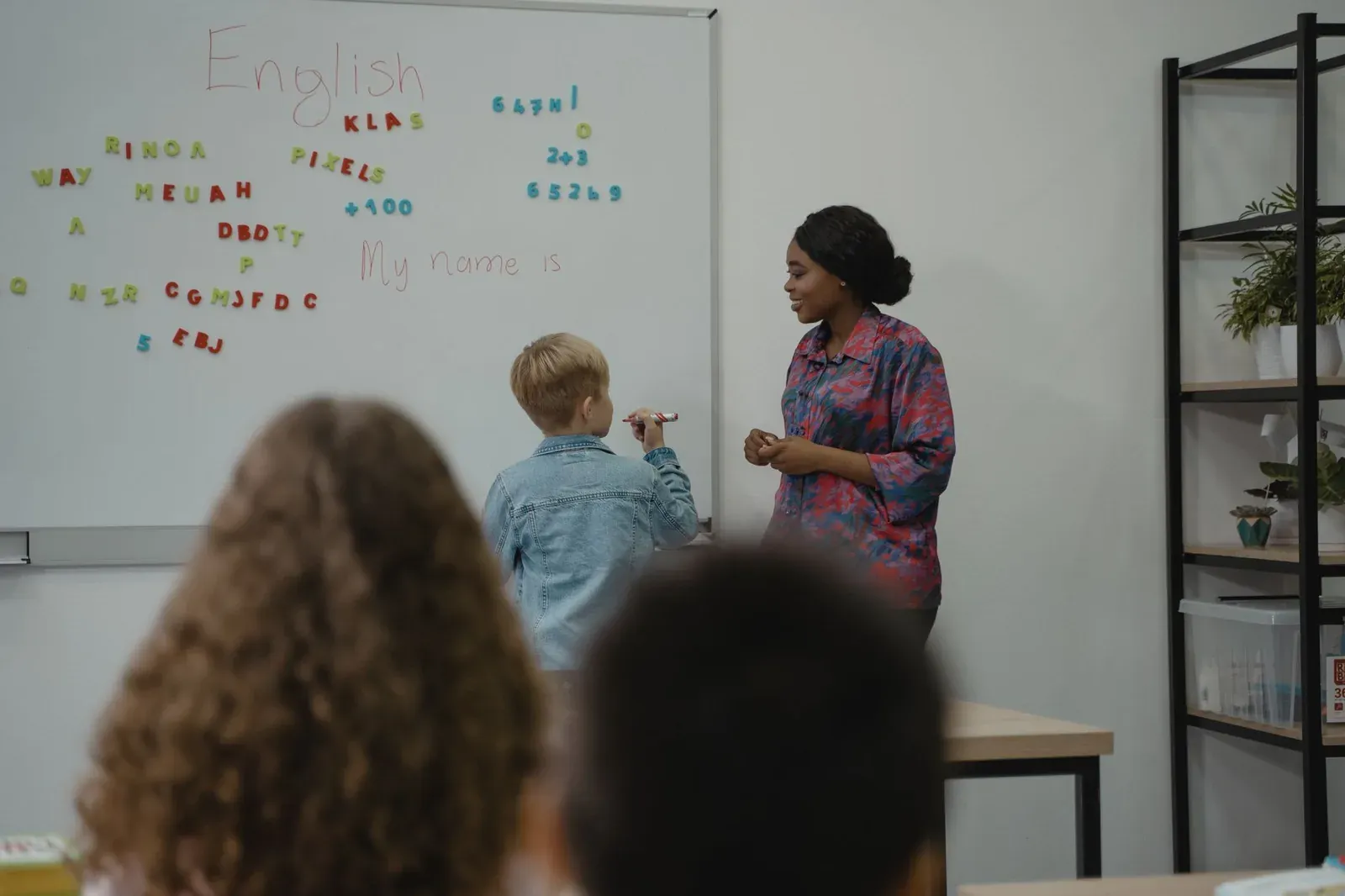 Cursos de inglés en el extranjero: guía y ayudas 2026